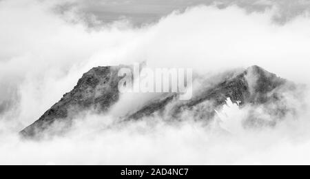 Trübe Stimmung in den Bergen, Flakstadsoeya, Lofoten, Norwegen Stockfoto