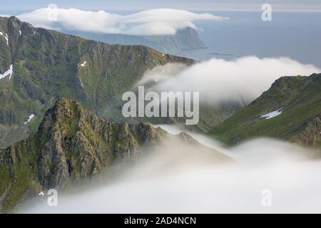 Trübe Stimmung in den Bergen, Flakstadsoeya, Lofoten, Norwegen Stockfoto