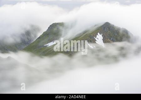 Trübe Stimmung in den Bergen, Flakstadsoeya, Lofoten, Norwegen Stockfoto