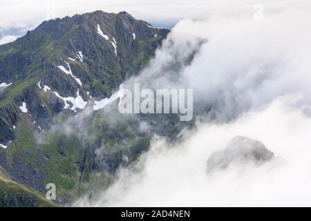 Trübe Stimmung in den Bergen, Flakstadsoeya, Lofoten, Norwegen Stockfoto