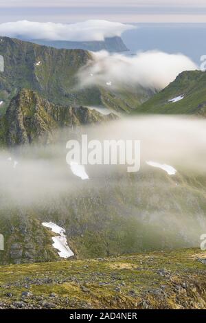 Trübe Stimmung in den Bergen, Flakstadsoeya, Lofoten, Norwegen Stockfoto