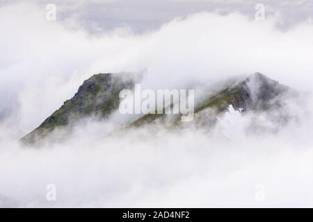 Trübe Stimmung in den Bergen, Flakstadsoeya, Lofoten, Norwegen Stockfoto