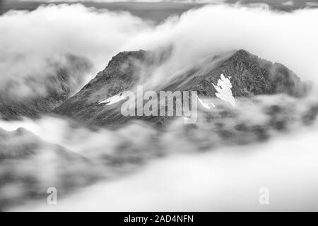 Trübe Stimmung in den Bergen, Flakstadsoeya, Lofoten, Norwegen Stockfoto