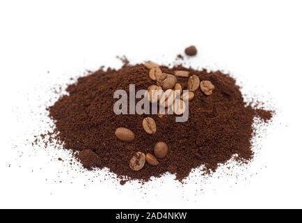 Kaffee Pulver, gemahlen Kaffee, gemahlen isoliert auf weißem Hintergrund Stockfoto
