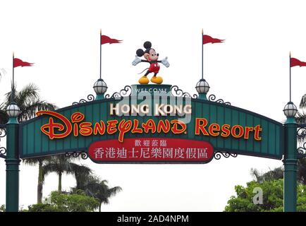 Hongkong - Nov 2015: Der Hauptzugang zum Disneyland Park mit Mickey Mouse on Top in Hongkong am November 2015 in China Stockfoto
