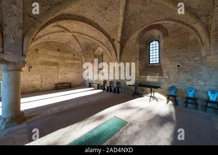 Kapitel Haus im Inneren der Abtei von San Galgano, in der Nähe von Siena, Toskana, Italien Stockfoto