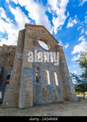 Mittelalterliche Abtei von San Galgano aus dem 13. Jahrhundert, in der Nähe von Siena, Toskana, Italien Stockfoto