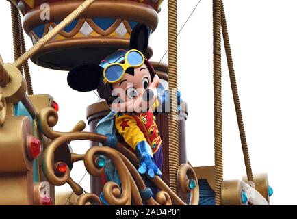 HONG KONG - Feb 2015: Parade in Disneyland mit Comicfiguren in Hongkong im November 2015 in China Stockfoto