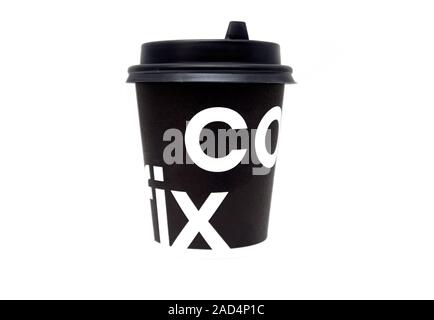 Tel AVIV - 27. November: Black Cup mit COFIX-LOGO isoliert auf weißem Hintergrund. Es ist ein israelisches Café, eine Bar und eine Supermarktkette, die 2013 gegründet wurde Stockfoto