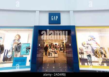 Moskau - Nov 16: GAP Store in der Shopping Mall in Moskau am 16. November. 2019 in Russland. Lücke wurde im Jahr 1969 von Donald Fisher und Doris F. Fisher gegründet und Stockfoto