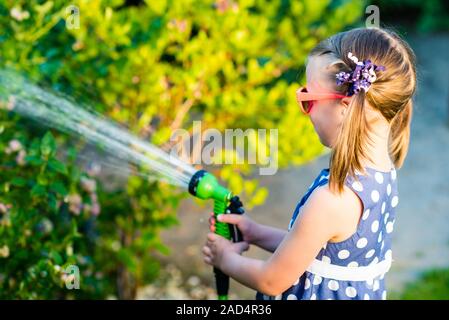 Glückliches Mädchen Bewässerung Garten Stockfoto