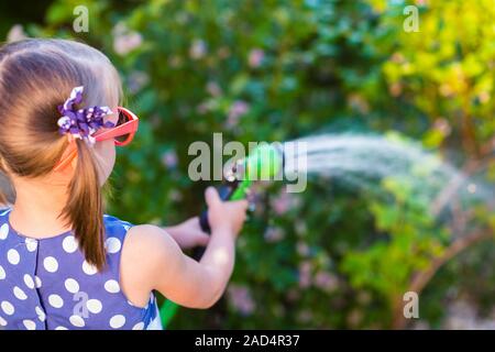 Glückliches Mädchen Bewässerung Garten Stockfoto