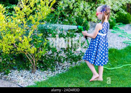 Glückliches Mädchen Bewässerung Garten Stockfoto