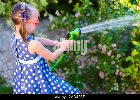 Glückliches Mädchen Bewässerung Garten Stockfoto