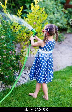 Glückliches Mädchen Bewässerung Garten Stockfoto