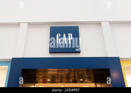 Moskau - Nov 16: GAP Store in der Shopping Mall in Moskau am 16. November. 2019 in Russland. Lücke wurde im Jahr 1969 von Donald Fisher und Doris F. Fisher gegründet und Stockfoto