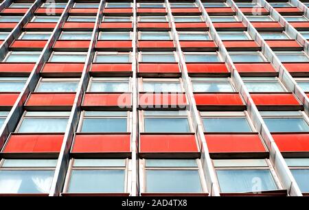 Mehrstöckige Bürogebäude mit Terrakotta Panels Stockfoto