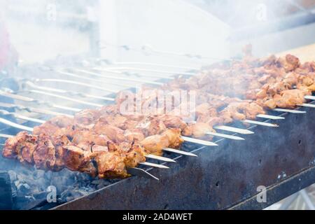 Kochen Schweinebraten auf Kohlen. Grill auf Spieße kochen Mea. Grillen mariniertes Schaschlik auf einem Grill. Schaschlik ist eine Form der Shish Kebab populär in Eas Stockfoto