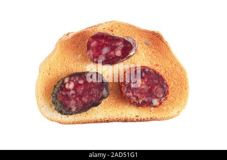 Sandwich mit verschiedenen Scheiben Salami und geröstetes Brot auf weißem Hintergrund, Ansicht von oben Stockfoto