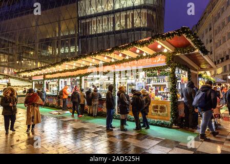 Die Leute, das Essen steht auf dem Budapester Advents- und Weihnachtsmarkt am Vörösmarty Platz Stockfoto