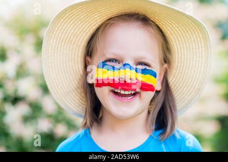 Kleines Mädchen Lachen in Strohhut mit bemaltem Gesicht Spaß. Outdoor portrait Stockfoto