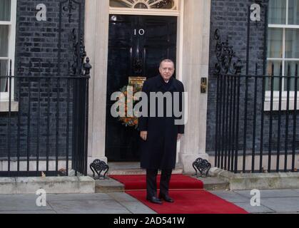 London, Großbritannien. 3 Dez 2019. Recep Erdogan, Präsident der Türkei, Blätter der Downing Street. Staats- Besuch 10 Downing Street zu Gesprächen mit dem britischen Premierminister, Boris Johnson. Credit: Tommy London/Alamy Live News Credit: Tommy London/Alamy leben Nachrichten Stockfoto