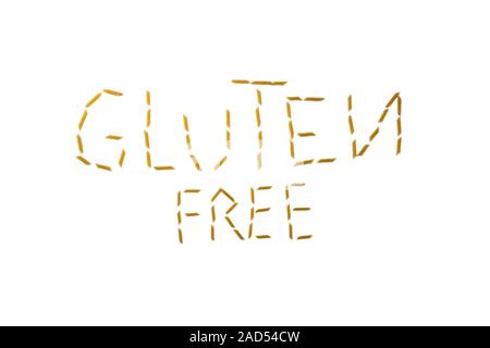 Glutenfreie Wort mit Pasta Penne auf weißem Hintergrund gemacht Stockfoto