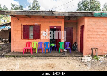 Äthiopien. Amhara. Soft-opening. September 21, 2019. Farbige Stühle draußen ein Cafe in Land gehen. Stockfoto