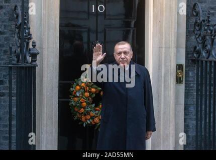 London, Großbritannien. 3 Dez 2019. Recep Erdogan, Präsident der Türkei, Blätter der Downing Street. Staats- Besuch 10 Downing Street zu Gesprächen mit dem britischen Premierminister, Boris Johnson. Credit: Tommy London/Alamy Live News Credit: Tommy London/Alamy leben Nachrichten Stockfoto