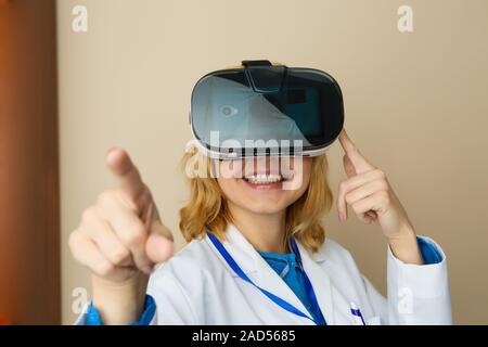 Arzt in Gläsern der virtuellen Realität Stockfoto