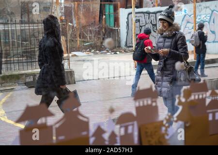 Kiew, Ukraine - Dezember 28, 2017: Am Fenster einer festlich dekorierten Schaufenster am Vorabend des neuen Jahres Städter Stockfoto