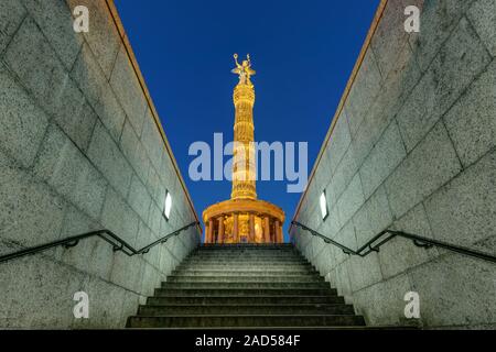 Die Siegessäule in Berlin in der Nacht aus einem anderen Blickwinkel gesehen Stockfoto