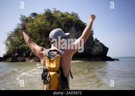 Mann stehend zurück an Küste Stockfoto