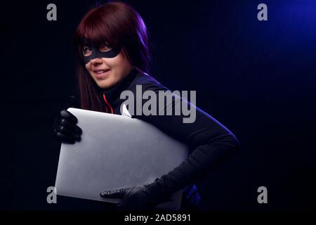 Brünette Dieb in schwarzen Handschuhen Stockfoto