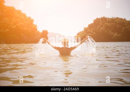 Frau mit Armen hob steht Stockfoto