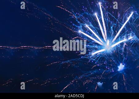 Preiswertes Feuerwerk über dem blauen Himmel, Rot, Grün, Blau und Weiß mit Farbe Funken. Selektive konzentrieren. Hell und glänzend. Feier Konzept. Stockfoto