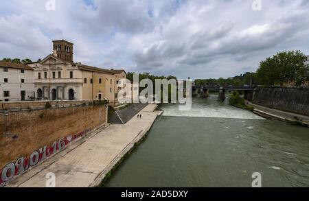 Bewölkt Rom auf dem Tiber Stockfoto