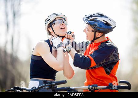 Sportler tragen Helme im park Stockfoto