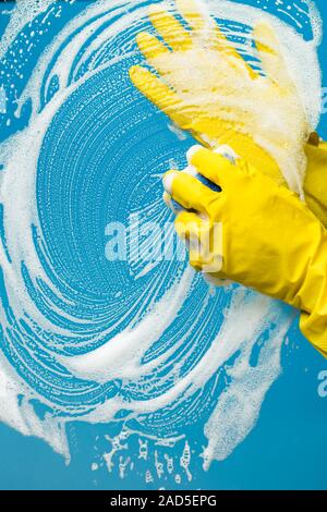 Fensterputzer in Gummihandschuhe wäscht Stockfoto