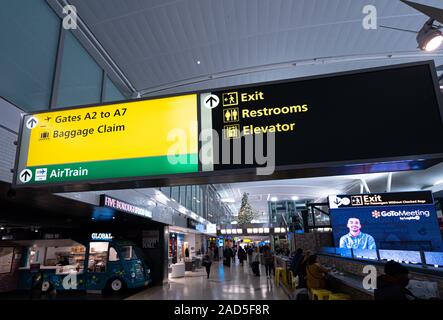 New York, 19. November: direktionale Zeichen im Terminal 4 des Flughafen JFK New York City International Airport. Stockfoto