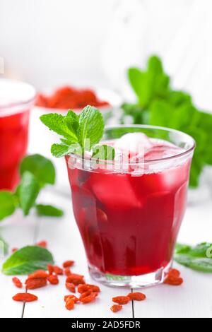 Gesunde Entgiftung trinken mit Goji-Beeren infundiert in Wasser mit Eis, kalte erfrischende Getränke Stockfoto