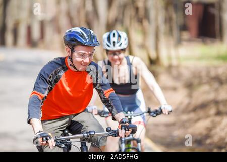 Frau, Mann auf Radtour Stockfoto