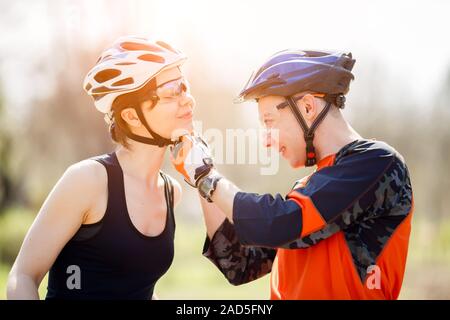 Radfahrer in Helme im park Stockfoto