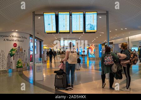 New York, 19. November: Bildschirme mit Abflug im Terminal 4 des Flughafen JFK New York City International Airport. Stockfoto