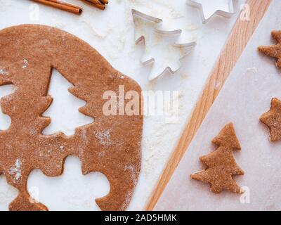 Weihnachten backen Hintergrund: Teig, Ausstechformen und Gewürzen. Von oben gesehen Stockfoto