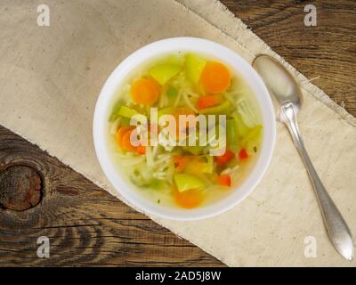 Helle Frühling pflanzliche Ernährung vegetarische Suppe, Bettwäsche, Servietten, Ansicht von oben, Holz- Hintergrund. Stockfoto