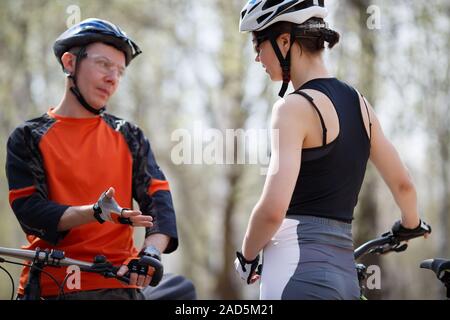 Junge Junge, Mädchen mit Fahrrädern Stockfoto