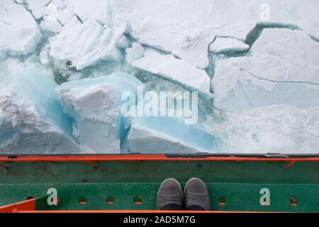Russland, hohe Arktis, 89 Grad Nord ab 50 Jahre Sieg icebreaker gesehen. Blick auf die Schuhe an Deck mit Blick auf krachend durch Eis. Stockfoto
