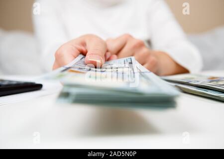 Hände der Person, die Ihnen - Closeup erschossen Geld vorgeschlagen Stockfoto