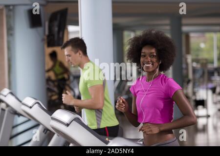 Menschen exercisinng ein Cardio am Laufband Stockfoto